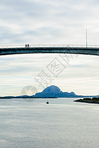 Bronnoysund大桥自行车海洋房车旅游海岸峡湾蓝色旅行天空风景图片