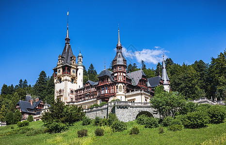 罗马尼亚西纳亚的佩莱斯城堡 鉴于其历史和艺术纪念碑住宅建筑天空文化大厦森林蓝色花园建筑学图片