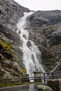 挪威Trollstigen公路附近的瀑布图片