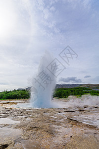 Strokkkur 喷雾器发作力量压力圆圈沸腾水池地热蓝色蒸汽火山地标图片