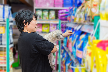 宠物店内许多种类的宠物食品图片