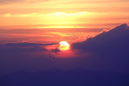 早晨日出时的景象天空风景天际射线阳光太阳日落天气黑暗波浪图片