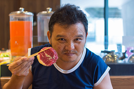 亚洲男子在BBQBBQ男人绅士食物农民炙烤手指牛肉成人生活餐厅图片