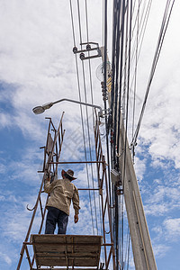 安装电线的工程通电高架天线装置桅杆路线运输绝缘子金属链线图片
