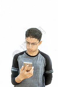 穿着黑色 T 恤 使用手机 在白色上孤立的脸上摆姿势或表达各种表情的年轻少年的肖像照片眼镜摄影自拍冒充耳机微笑技术快乐女士男性图片