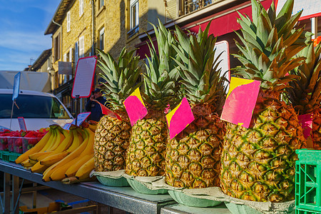在法国市场上销售的松果和香蕉;图片