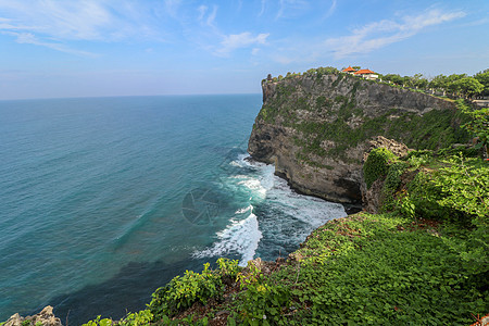 是一座位于印度尼西亚巴厘岛的巴厘岛印度教海神庙 它以其位于悬崖顶上的壮丽位置而闻名 惊人的风景与蓝天和海的峭壁天空岩石吸引力海岸图片