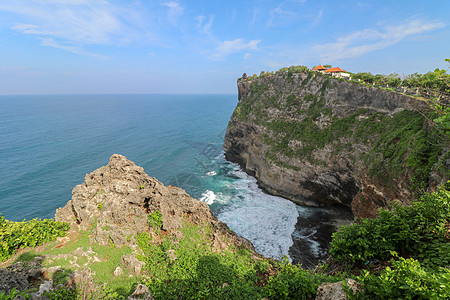 概述全景海洋海岸 悬崖 印度洋上空的鲜花和绿顶垂直悬崖令人不知所措 巴厘岛南部 寺 印度尼西亚石头海景岩石吸引力假期海岸线阳光海图片