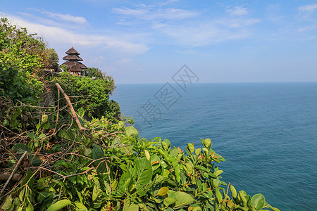 印度尼西亚巴厘岛的乌鲁瓦图悬崖与凉亭和蓝色大海的景色 寺的美丽风景 白天有五颜六色的鲜花前景 高悬崖风景秀丽的沿海景观海景假期热图片