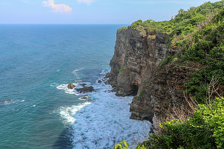 概述全景海洋海岸 悬崖 印度洋上空的鲜花和绿顶垂直悬崖令人不知所措 巴厘岛南部 寺 印度尼西亚假期石头旅行海浪蓝色海景旅游吸引力图片