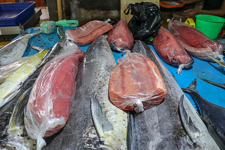 在巴厘岛金巴兰的旅游胜地当地市场上出售新鲜的海鲜鱼 鲜鱼待售 台面上的多拉多海豚鱼也被称为 mahimahi 或骑马海洋游戏钓鱼图片