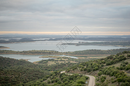 从蒙萨拉兹对Alqueva湖的观测地标地区日落旅行村庄天空蓝色旅游风景建筑学图片