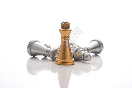 黑色背景上带反射玻璃的国际象棋国王或国际象棋国王金属反射领导白色玻璃艺术棋子图标金色金子图片