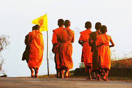 僧侣在路上行走图片