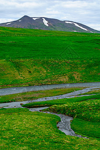 山谷的景观爬坡远足风景场地旅游荒野高地岩石金发女郎天空图片