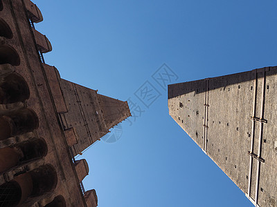 波洛尼亚的托里两座塔蓝色天空城市地标建筑倾斜蓝天建筑学景观图片