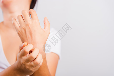 亚裔美丽的女人在用手抓痒痒痒痒化学品疼痛身体症状女性感染皮炎湿疹昆虫食物图片