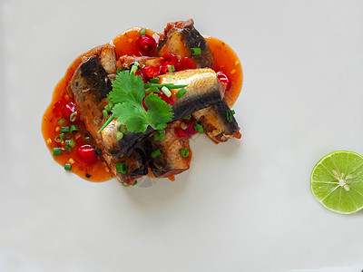 鱼罐头沙拉 泰国食品配料鱼 辣椒 酸橙 葱 胡椒 香菜 辣酱和西红柿 是一种健康食品 白色背景勺子蔬菜美食盘子饮食柠檬香料食物海图片
