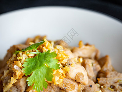 泰式大蒜胡椒炒猪肉 香菜装饰 白盘黑色背景美食食物健康餐厅午餐胡椒猪肉白色蔬菜烹饪图片