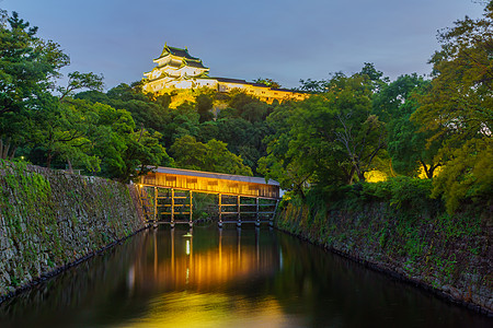 和山城堡和小桥大桥覆盖历史文化堡垒景观街道公园大石旅游地标遗产图片