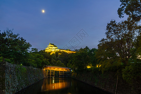 和山城堡和小桥大桥覆盖风景月亮地标街道旅行城堡文化游客遗产历史图片