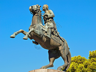 希腊雅典的骑士雕塑 在蓝天前 在希腊雅典首都天空地标观光历史性日光宗教古董指导中心图片