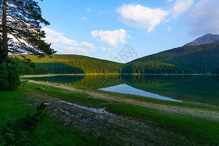 黑湖 杜米托蓝色岩石黑色森林风景旅行旅游场景国家假期图片