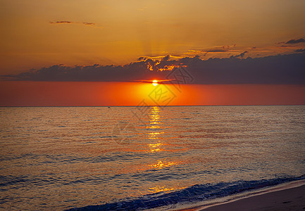 日出在海边沙滩上日落阳光海岸戏剧性海滩海浪橙子海岸线季节旅行图片