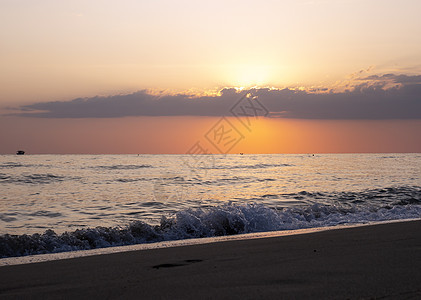 日出在海边沙滩上海洋全景地平线海岸线戏剧性海滩橙子海浪日落海岸图片