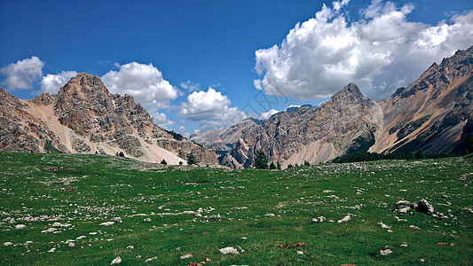 特伦蒂诺阿尔托阿迪埃首脑地标高山旅行岩石山脉全景草地教会远足图片