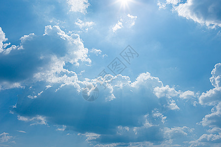 蓝色的天空和明亮的乌云 与阳光照耀图片
