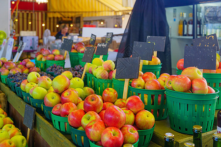 蒙特利尔Jean-Talon市场市场上销售的苹果图片