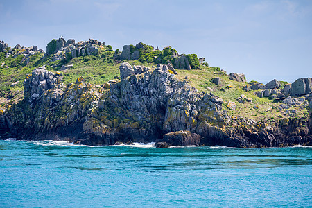 法国布列塔尼河沿岸岩石海岸 Grouin风景观天空全景支撑花岗岩海岸线海洋旅行海浪天蓝色灯塔图片