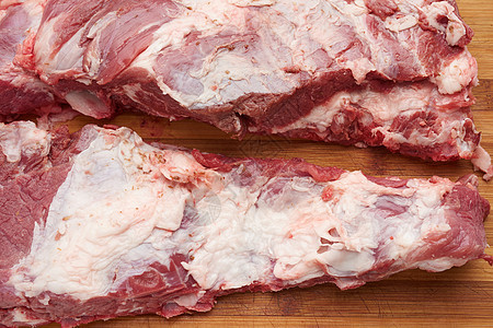 肋骨上肉类的原猪肉条 木上多层脂肪烹饪桌子屠夫牛扒美食木板红色营养灰色烧烤图片