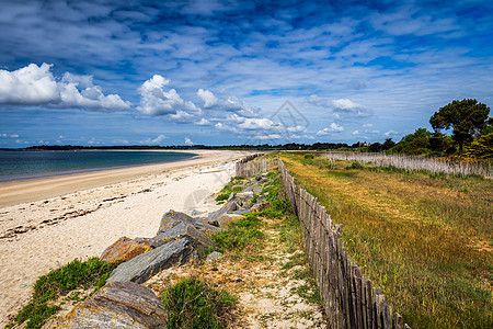 Landrezac海滩 Sarzeau Morbihan Britanny布列塔涅 Fran天空晴天海岸线地平线栅栏人行道石头蓝图片