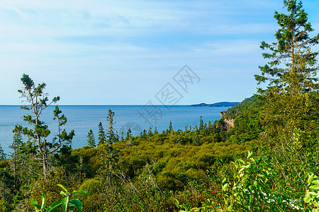 Fundy Trail公园的沿海景观注意海岸海洋旅游崎岖大路森林公园海滩旅行图片