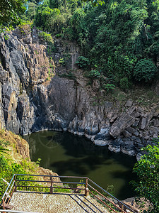 Haew Narok瀑布在Khao Yai国家公园岩石旅游荒野叶子石头季节溪流旅行森林植物图片