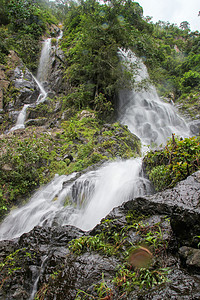Krok E Dok瀑布游客天堂运动旅游国家冒险森林溪流岩石荒野图片
