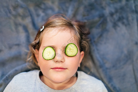 带黄瓜的小可爱女孩儿父母沙龙治疗眼睛童年孩子皮肤乐趣女儿妈妈图片