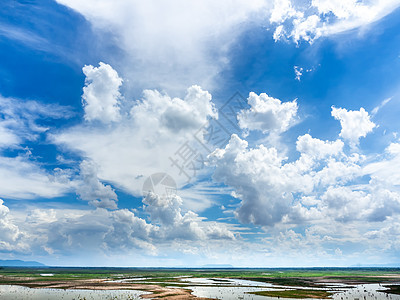 美丽的云彩和蓝色的天空 有沼泽背景的风景气氛气候阳光空气乡村晴天环境农村全景天气图片