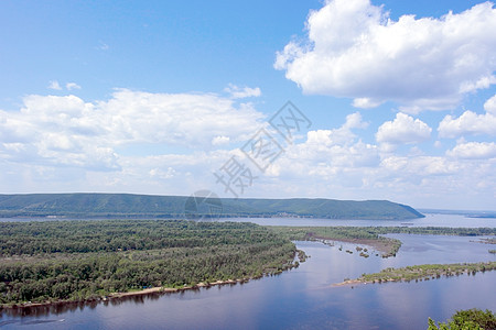 俄罗斯 萨马拉城 大河伏尔加风景晴天植物群天线娱乐森林爬坡树木草地天空图片