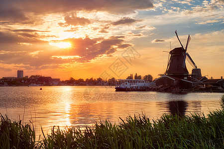 日落时 荷兰的风车农场旅行旅游天空景点游客研磨胜地历史历史性背景图片