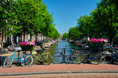 阿姆斯特丹运河 在桥上装有船只和自行车陆运地标游客旅游景观建筑目的地运输建筑学景点背景图片