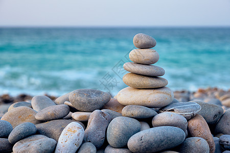 沙滩上平衡的石头堆冥想石头风水均衡镜头卵石海滩风景特写禅意图片