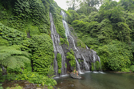 热带雨林中的秘密丛林瀑布与岩石游客兴趣溪流世外桃源苔藓观光秘密流动吸引力石头图片