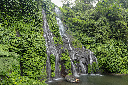 热带雨林中的秘密丛林瀑布与岩石旅行流动石头蓝色秘密森林观光瀑布地标公园图片