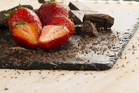 将草莓划在一块板板板上 并用切碎的chocola食物糖果奶油可可桌子水果早餐甜点蛋糕小吃图片