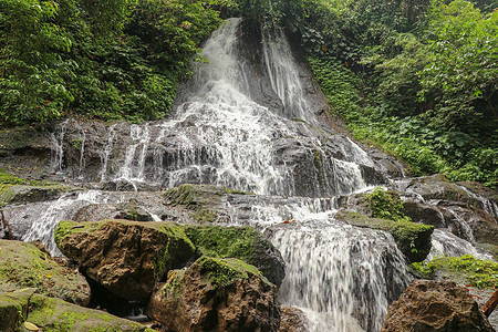 热带雨林的瀑布荒野风景热带假期旅行环境植物岩石流动公园图片