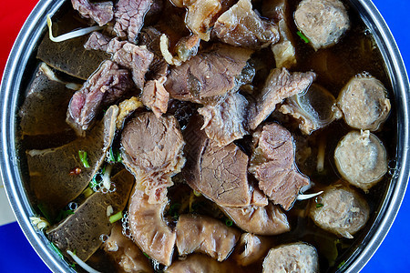 近碗泰国风格的牛肉面汤图片
