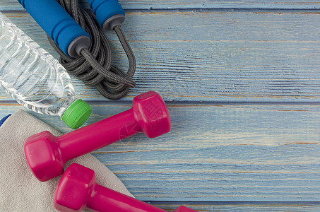 健康概念哑铃蓝色女士跳绳紫色饮食毛巾运动健身房重量背景图片